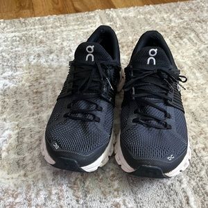 Women’s oncloud black sneakers